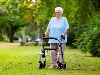 Ходунки для пожилых людей: особенности выбора